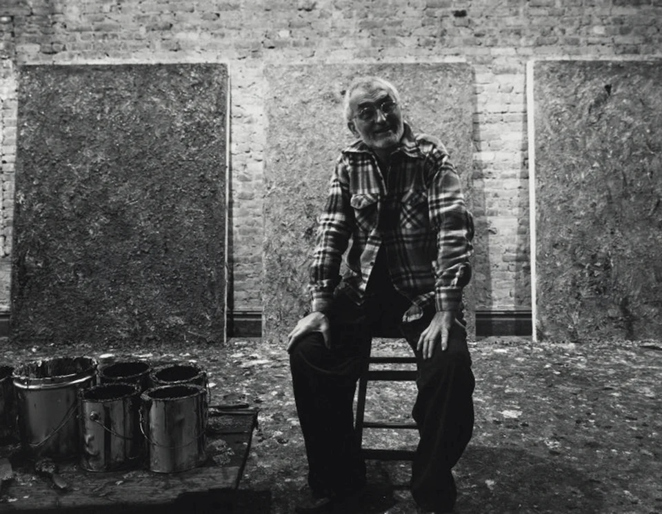 Milton Resnick at his Eldridge St. Studio, c. 1980 (photo: Arthur Mones)